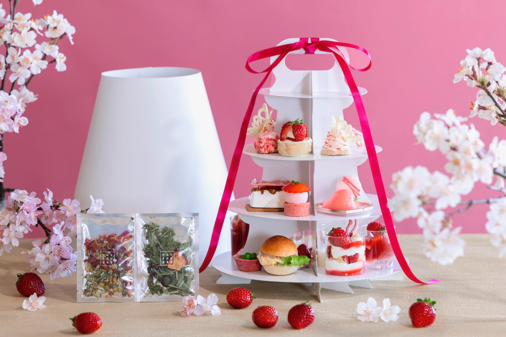 【2日前までの要予約】テイクアウト専用 Quattro Strawberry Afternoon Tea Set ~春めくストロベリー~